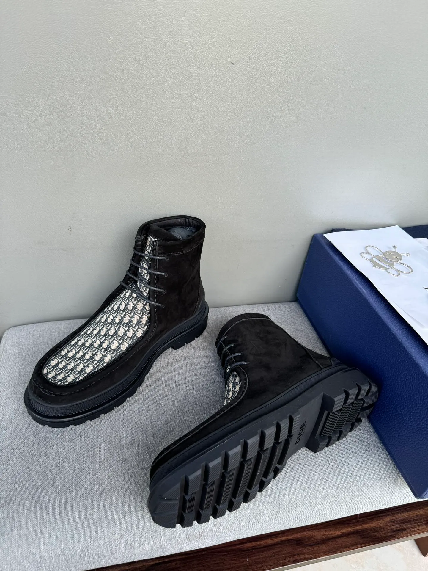 [DIOR] Top P: 1000💰 Number of yards: 39~44 (38.45 custom-made, non-refundable) Dior Dior~ Winter series, original 1:1 development Casual men's leather shoes Heavy investment, shoes and boots are made of imported cowhide + imported Dior special fabric Not easy to deform black cowhide lining Dior large hardware inlay Original TPU vacuum outsole, black cowhide Black open edge beads Military green suede Black suede Khaki suede leather is crafted by a large factory, and the perfect product is only prepared for you who know your taste! Any comparisons are welcome.